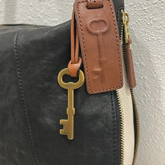 NWOT FOSSIL Gwen Hobo Expandable Pebbled Leather Bag with Dust Bag - Picture 3 of 17